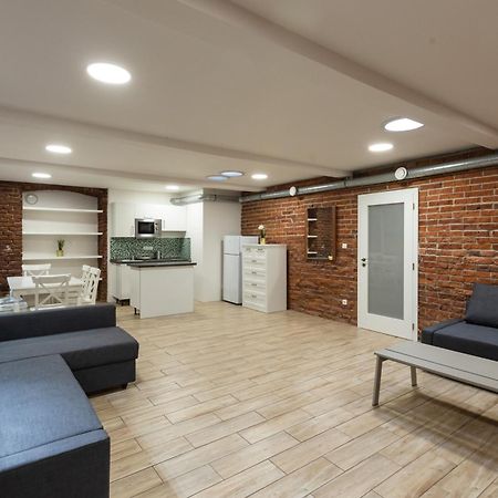 Spacious Apartment In Quiet Courtyard Near Charles Bridge Praga Exterior foto